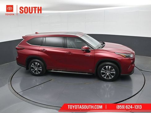 Used 2021 Toyota Highlander XLE AWD/4WD image 48