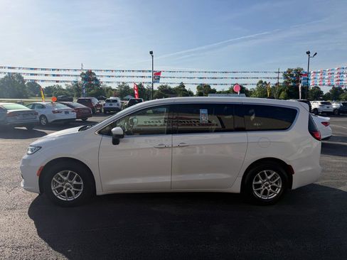 Used 2023 Chrysler Pacifica Touring-L FWD image 8