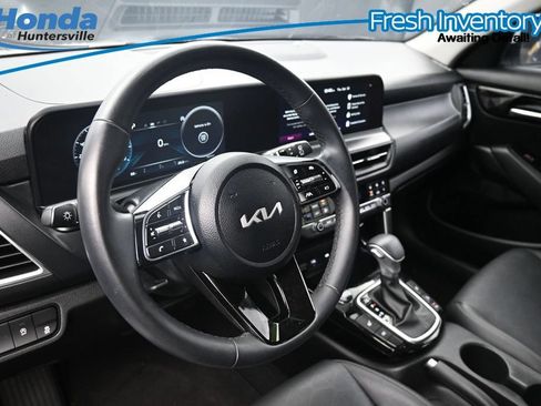 Used 2025 Kia Seltos EX FWD image 18