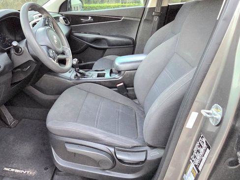 Used 2017 Kia Sorento L image 8