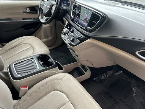 Used 2021 Chrysler Pacifica Touring-L image 19