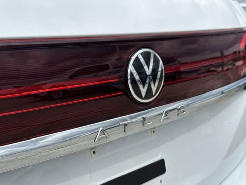 Used 2025 Volkswagen Atlas SE FWD image 11