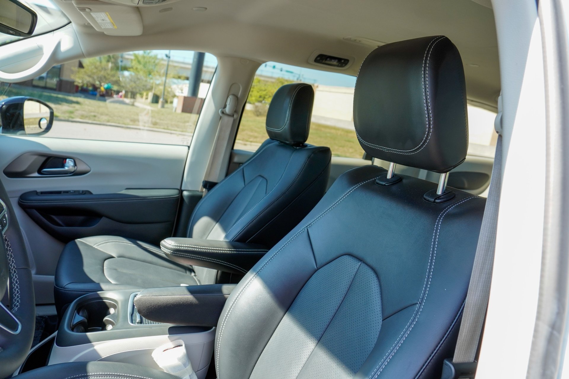 Used 2024 Chrysler Pacifica Limited FWD image 12