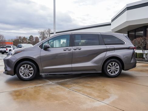Used 2024 Toyota Sienna LE image 5