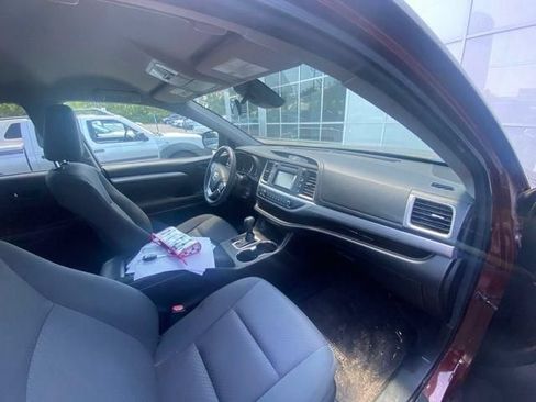 Used 2017 Toyota Highlander LE FWD image 15
