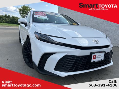 Used 2025 Toyota Camry SE FWD image 1
