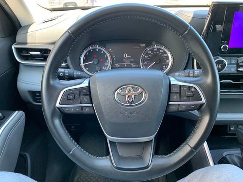 Used 2023 Toyota Highlander AWD image 17