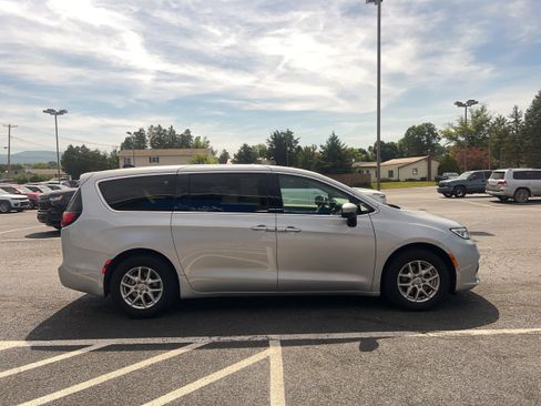 Used 2023 Chrysler Pacifica Touring-L FWD image 7