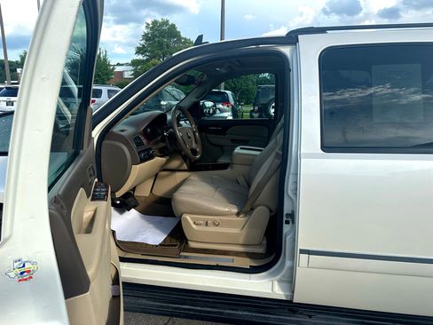 Used 2014 Chevrolet Suburban LTZ image 16