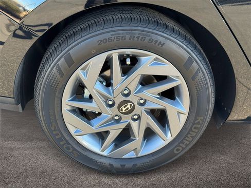 Used 2024 Hyundai Elantra Blue image 8