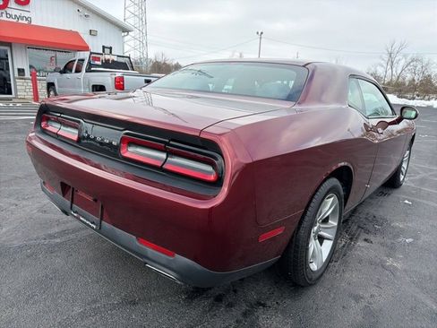Used 2017 Dodge Challenger SXT image 7