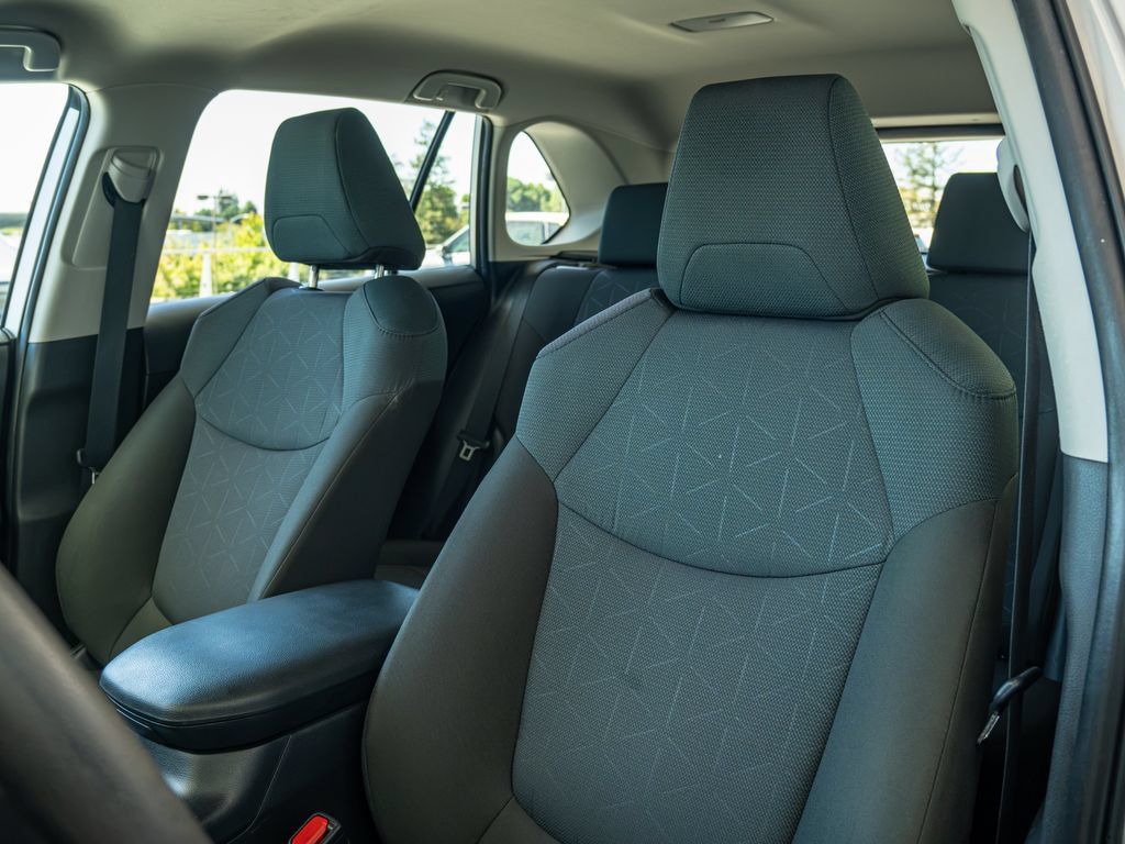 Used 2025 Toyota RAV4 XLE FWD image 5