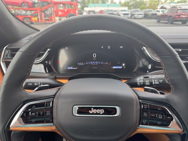 Used 2025 Jeep Grand Cherokee Summit AWD/4WD image 23