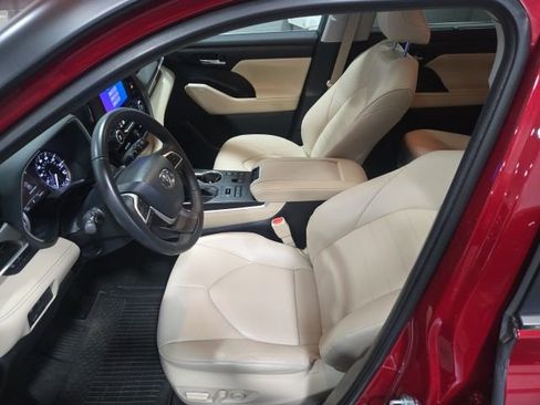 Used 2023 Toyota Highlander XLE image 11