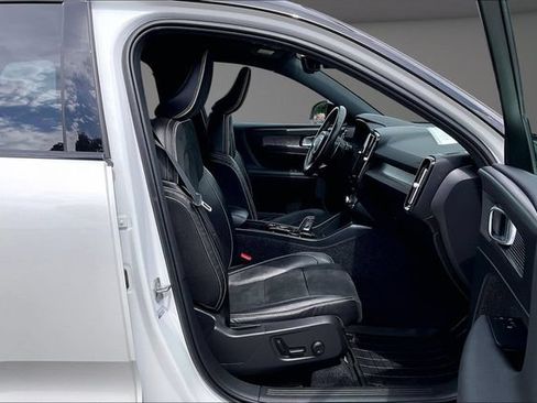 Used 2020 Volvo XC40 T4 R-Design FWD image 7