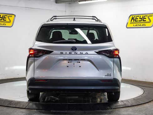 Used 2023 Toyota Sienna XLE FWD image 5
