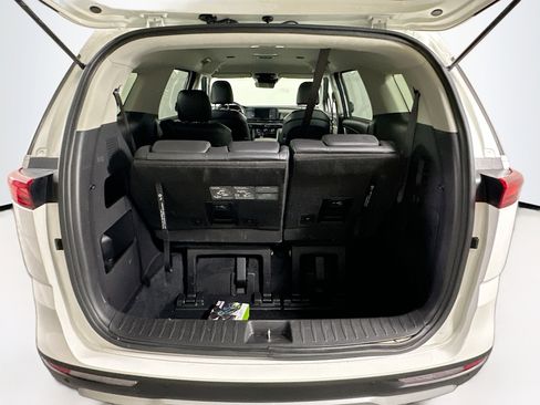 Used 2024 Kia Carnival LX image 29