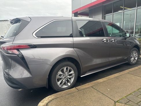 Used 2021 Toyota Sienna LE image 5