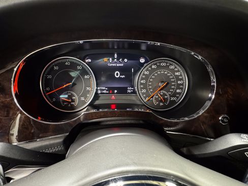 Used 2018 Bentley Bentayga AWD/4WD image 24