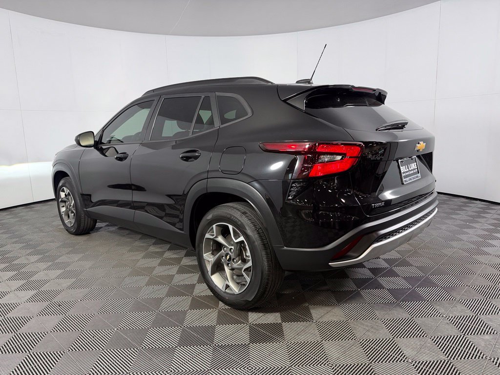 Used 2025 Chevrolet Trax LT FWD image 10