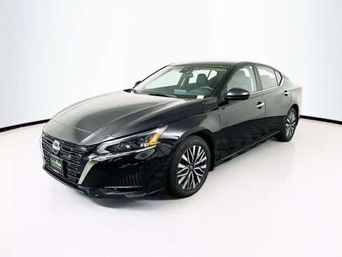 Used 2024 Nissan Altima 2.5 SV FWD image 3