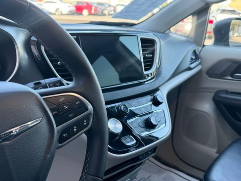Used 2023 Chrysler Pacifica Touring-L image 15