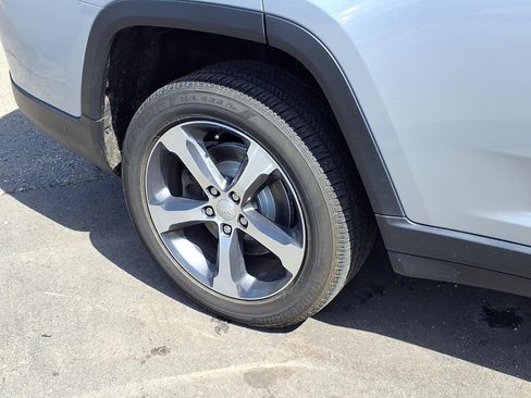 Used 2023 Jeep Grand Cherokee L Limited AWD/4WD image 32