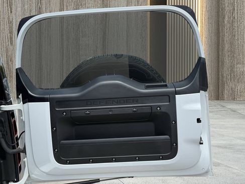 Used 2023 Land Rover Defender 90 S image 18