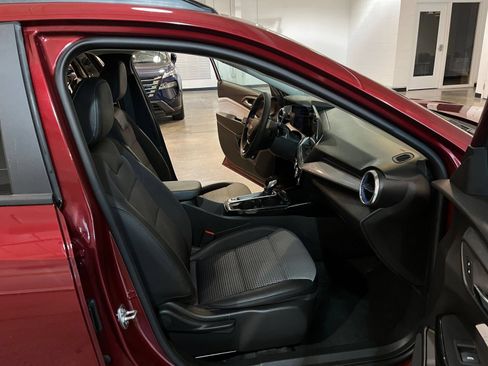Used 2025 Chevrolet Trax LT FWD image 35