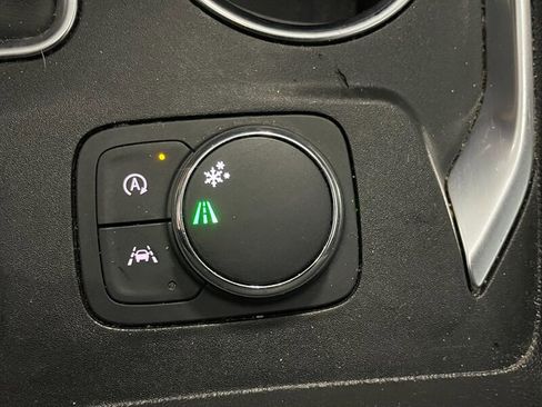 Used 2022 Chevrolet Traverse LS image 16