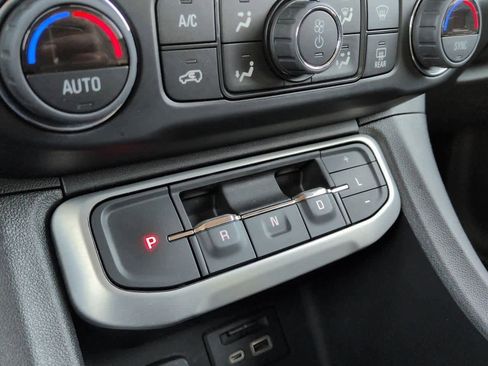 Used 2023 GMC Acadia SLT image 32