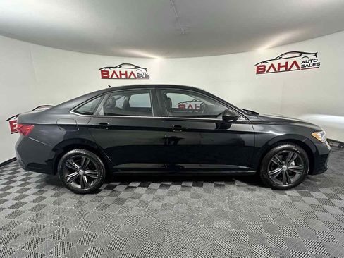 Used 2022 Volkswagen Jetta SE w/ Panoramic Sunroof Package image 10
