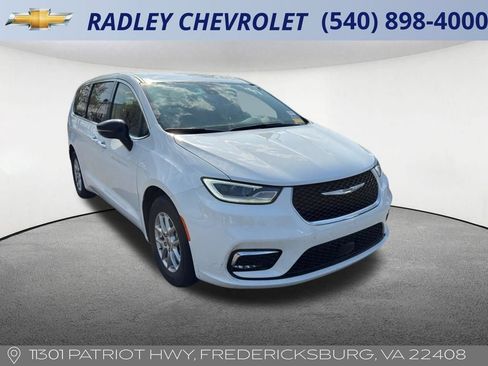 Used 2024 Chrysler Pacifica Touring-L image 3