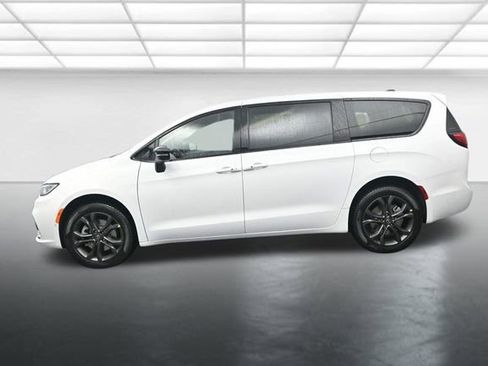New 2026 Chrysler Pacifica Select image 5