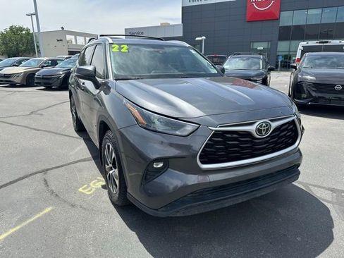 Used 2022 Toyota Highlander XLE AWD/4WD image 3