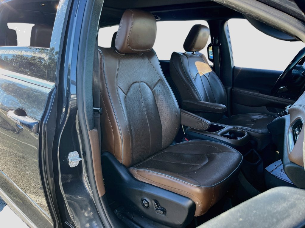 Used 2020 Chrysler Pacifica Limited FWD image 30