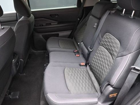 Used 2024 Nissan Pathfinder SV AWD/4WD image 18