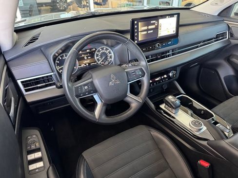 Used 2025 Mitsubishi Outlander SE FWD image 3