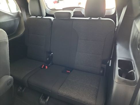 Used 2025 Chevrolet Traverse LT FWD image 38