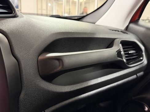 Used 2018 Jeep Renegade Altitude image 25