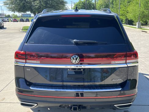 Used 2024 Volkswagen Atlas SE w/ Panoramic Sunroof Package image 9