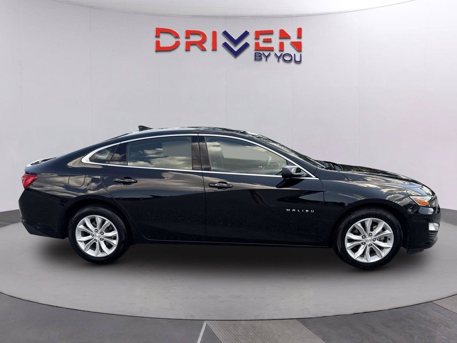 Used 2025 Chevrolet Malibu LT FWD image 2