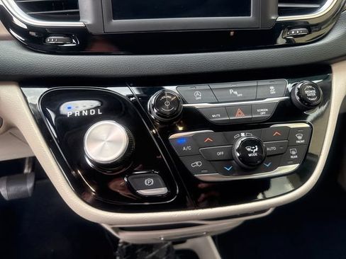 Used 2019 Chrysler Pacifica Touring-L FWD image 15