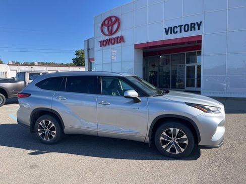 Used 2021 Toyota Highlander XLE image 1