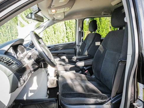 Used 2019 Dodge Grand Caravan SE w/ UConnect Hands-Free Group image 16