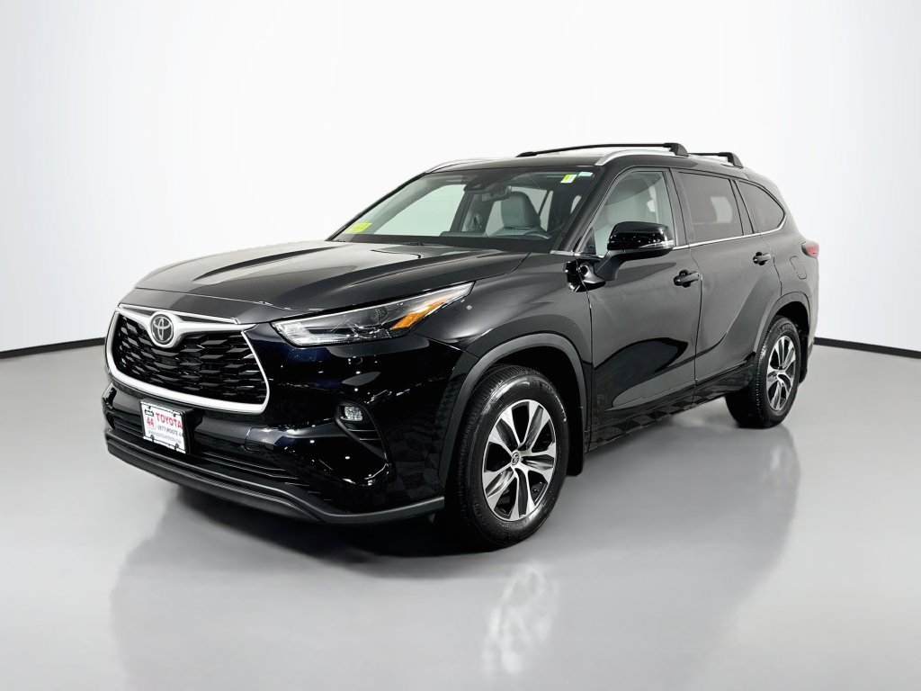 Used 2023 Toyota Highlander XLE AWD/4WD image 2