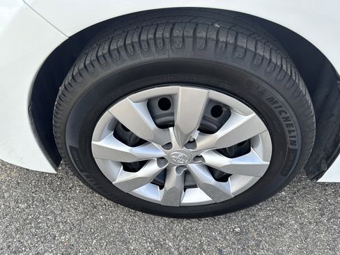 Used 2016 Toyota Corolla LE image 9