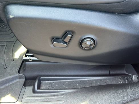 Certified 2025 Chrysler Pacifica Select AWD/4WD image 13