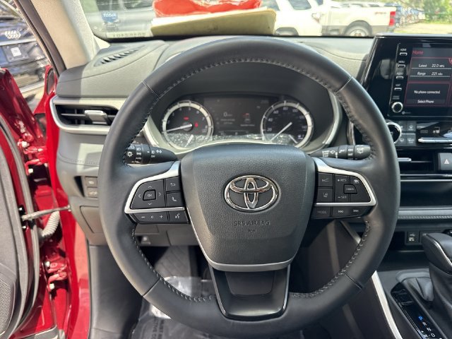Used 2022 Toyota Highlander XLE FWD image 14