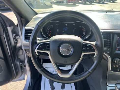 Used 2018 Jeep Grand Cherokee Laredo image 3